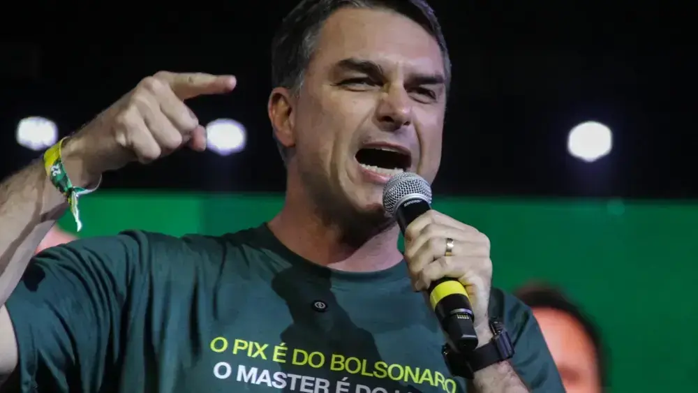 Flávio Bolsonaro diz cumprir papel de Lula nos EUA e adia volta por tarifas